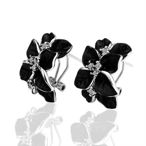 black-earrings-women